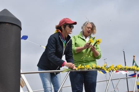 Debbie and Sue Decorating